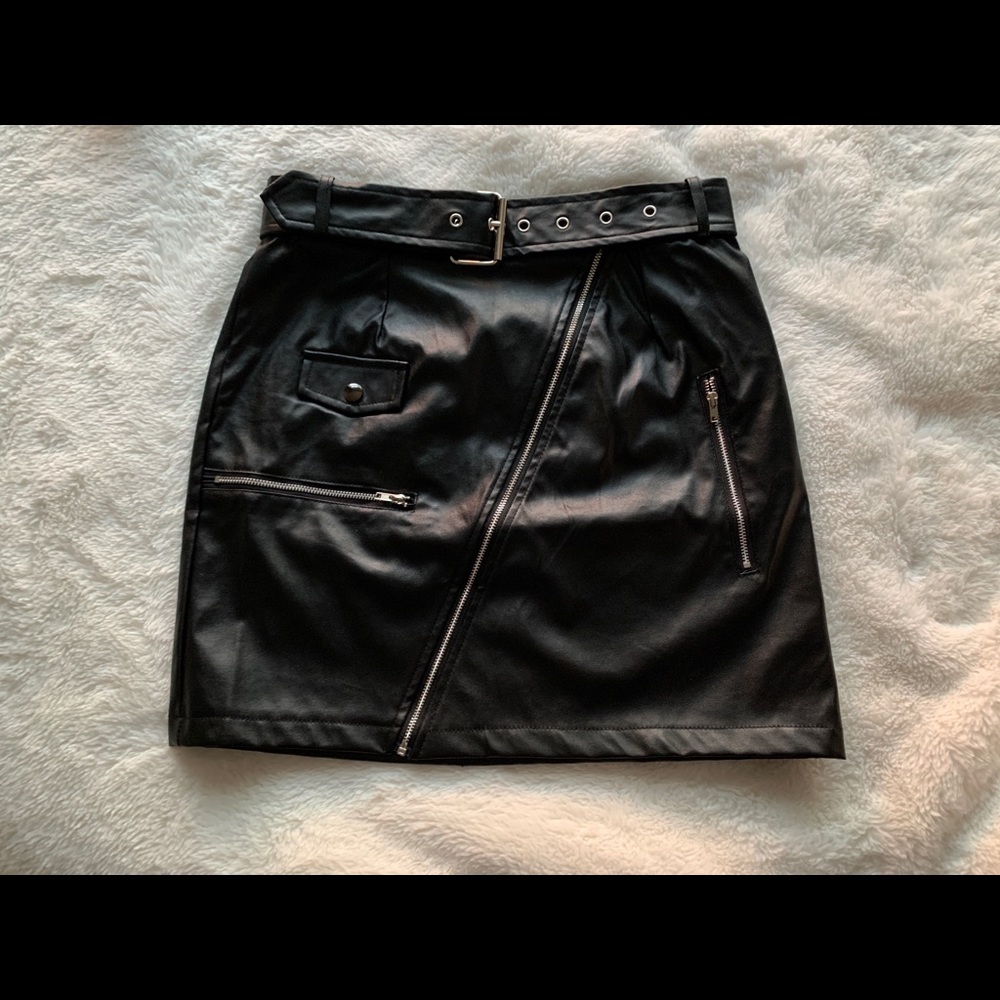 BLACK MINI SKIRT